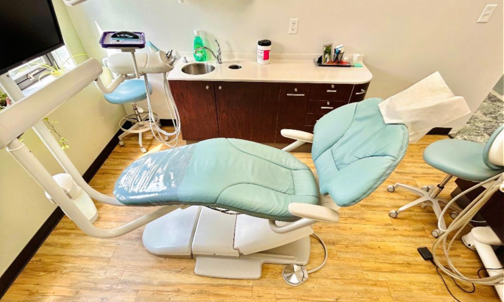 harte dental image of dentist chair. Bright, clean environment with clean tabletop. Accepting new patients. 